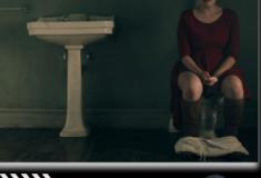 10 produções que mostram uma mulher sentada no vaso - parte 3