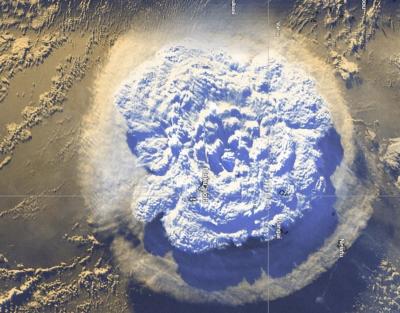 Erupção gigante de vulcão traz tsunami e imagens de satélite jamais vistas