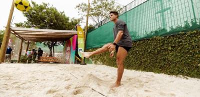 'É muito boa a sensação de fazer exercícios na areia', diz André Martinelli