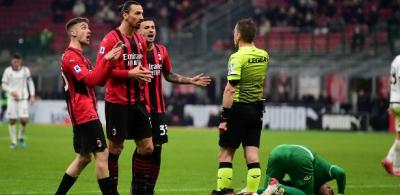 Ibrahimovic consola árbitro após erro que tirou vitória do Milan
