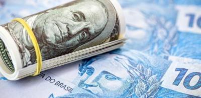 Dólar sobe a R$ 5,56, em meio a atos de servidores; Bolsa também tem alta