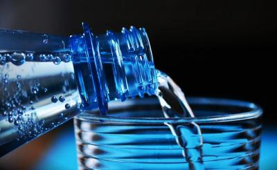Beber água demais pode trazer graves consequências. Conheça a potomania