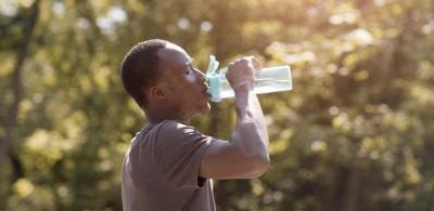 Beber água de forma errada prejudica a saúde; veja o que não fazer