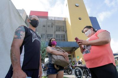 Calor e dor: pacientes relatam espera de 7h por atendimento e testagem em Florianópolis