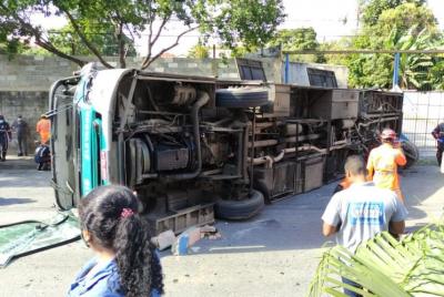 Ônibus Move tomba na avenida Vilarinho, em BH, e deixa 29 pessoas feridas