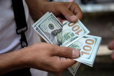 Dólar acelera perdas e vai à faixa de R$5,40 com alívio em temores domésticos Por Reuters