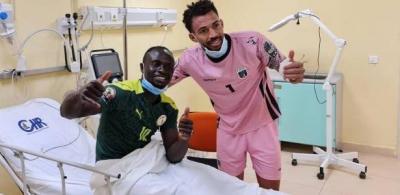 Goleiro Vozinha visita Mané no hospital após choque na Copa Africana