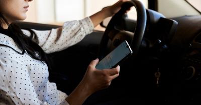Entenda por que é perigoso dirigir com o celular em mãos