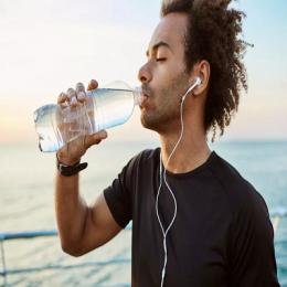 Beber água ajuda a diminuir o risco de insuficiência cardíaca, diz estudo
