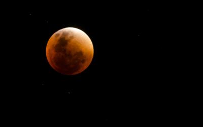 'Lua de Sangue': saiba como observar o eclipse lunar total no Grande Recife