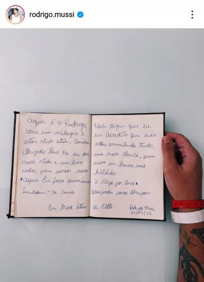 Ex-BBB Rodrigo Mussi mostra carta que escreveu em sua 1ª aparição após o acidente: 'Não estou vivo à toa'
