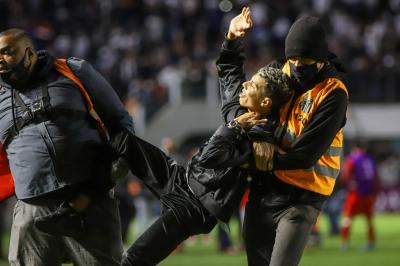 Vídeo mostra torcedor do Santos agredindo jogador do Unión La Calera