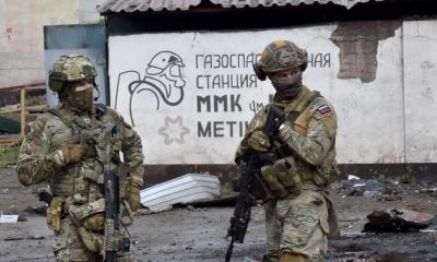 Mais de mil soldados ucranianos se rendem em Mariupol; Rússia quer usar julgamento dos militares como propaganda