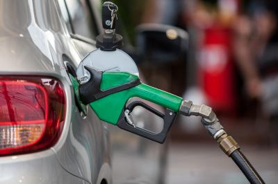 Preço do diesel nos postos marca novo recorde; gasolina recua
