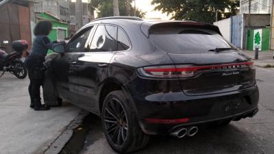 Carros de luxo chamam atenção entre veículos apreendidos na Vila Cruzeiro