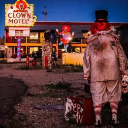 O assustador hotel de palhaço construído ao lado de um cemitério assombrado nos EUA