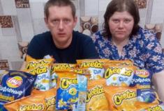 Famílias pobres recebem sacos de cheetos como ajuda alimentar