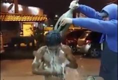 Frentista dá banho em morador de rua e vídeo comove os internautas da web