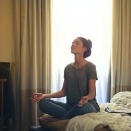 Aqui estão algumas dicas sobre como meditar e reduzir o estresse.