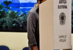  TSE proíbe celular na cabine de votação