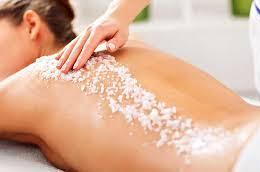 Como fazer uma massagem esfoliante para hidratar a pele