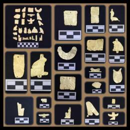 Ídolos de ouro protetores e amuletos encontrados em antigos túmulos egípcios