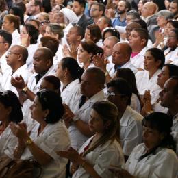 Mais Médicos será retomado com incentivo a profissionais do Brasil