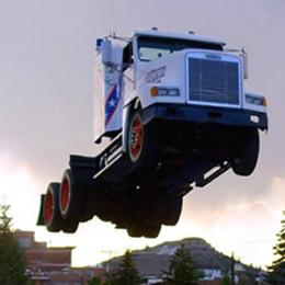 Recorde mundial de salto com caminhão.