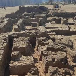 Antigas residências romanas com ‘torres de pombos’ descobertas em Luxor no Egito