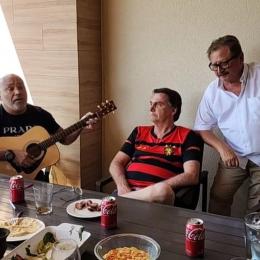 Bolsonaro chora em live ao som do cantor sertanejo Rick