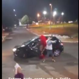 Homem desce do carro para dançar com Carreta Furacão e Fofão “rouba” veículo.