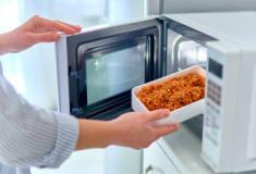 Usar potes plásticos no microondas pode intoxicar comida, diz pesquisa