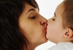 Afinal de contas, beijar o filho na boca é normal ou não?