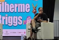 Dublador Guilherme Briggs bate um papo com o público no Anime Santos Geek Fest 2023
