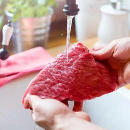 Lavar carnes na pia: risco real de intoxicação alimentar
