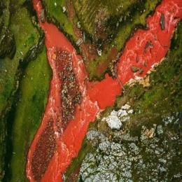 Conheça o rio cor de sangue em Cusco no Peru
