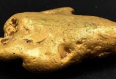 A maior pepita de ouro já encontrada na Inglaterra é descoberta com um detector de metais 
