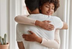 Abraços e carinhos reduzem dor, depressão e ansiedade, revela estudo