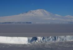 Vulcão ativo na Antártica expele pequenos cristais de ouro