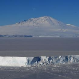 Vulcão ativo na Antártica expele pequenos cristais de ouro