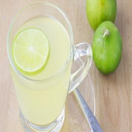Beber água com limão emagrece? Nutrólogo revela 7 benefícios