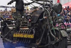 A motocicleta mais pesada do mundo movida por um motor de tanque