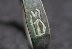 Anel de 1.800 anos representando deusa romana descoberto em antiga pedreira em Israel