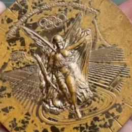 Atletas franceses mostram péssimo estado das medalhas conquistadas nos jogos de Paris