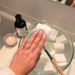 Eu mostro como tirar esmalte em gel em casa