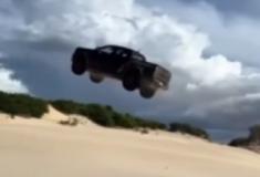 Carro voador: picape decola em duna é destruída e leva multa