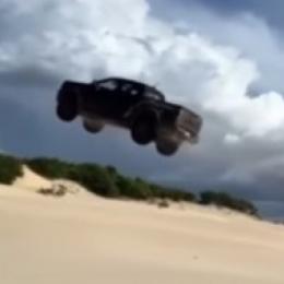 Carro voador: picape decola em duna é destruída e leva multa