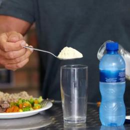 Quanta proteína devo comer por dia para um desempenho ideal?