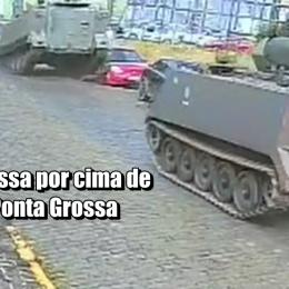 Tanque passa por cima de carro em Ponta Grossa no Paraná