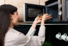 Quatro alimentos que nunca devem ser preparados no micro-ondas